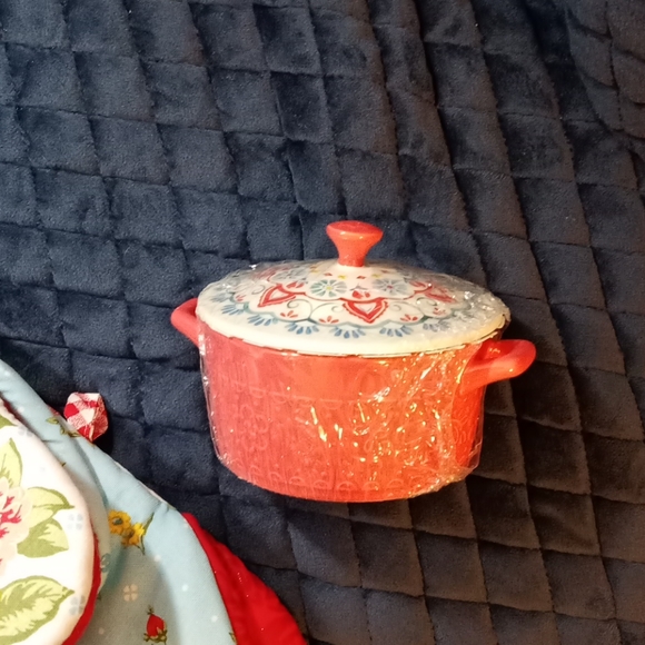 Pioneer Woman Mini Mitts and Casserole w lid - Picture 6 of 6